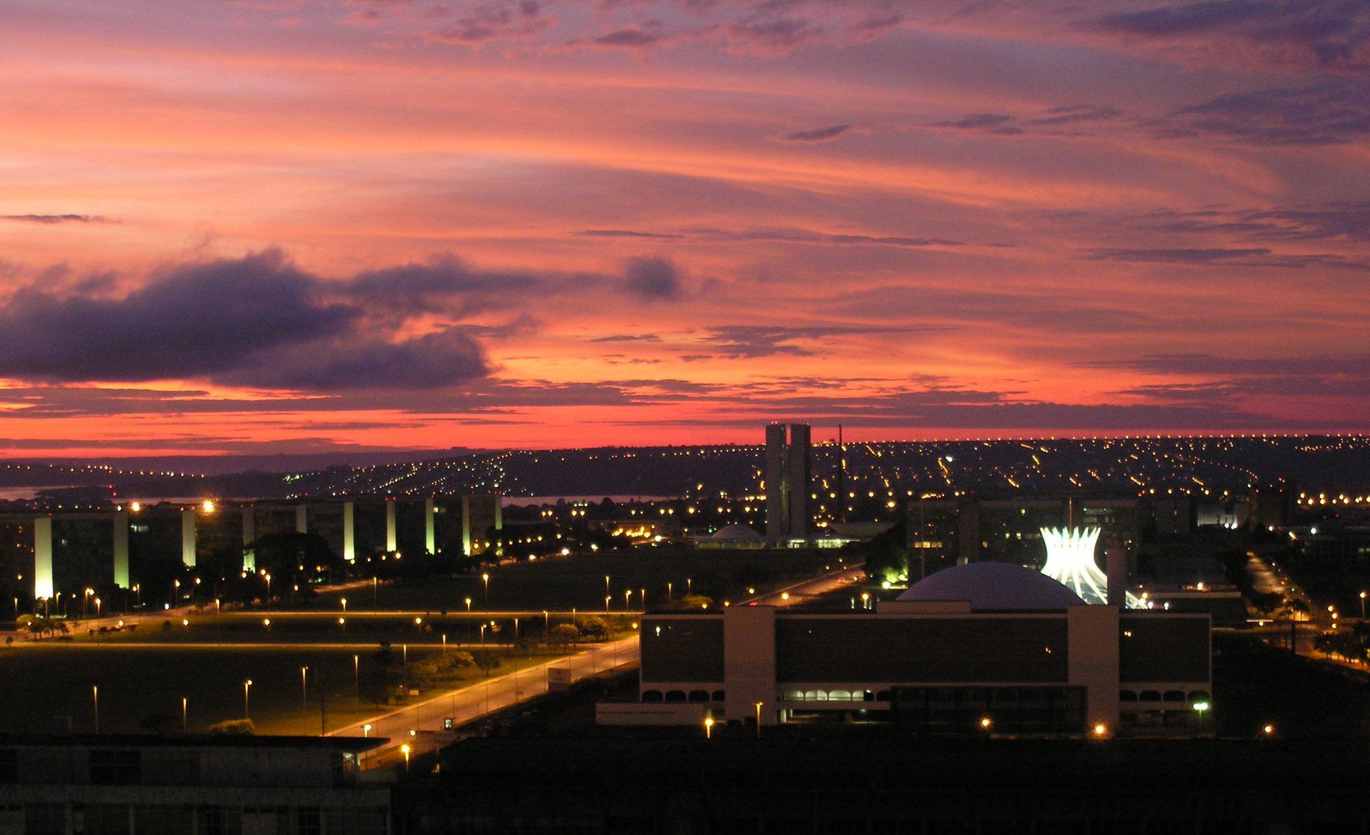 Brasília iluminada à noite, skyline da capital federal